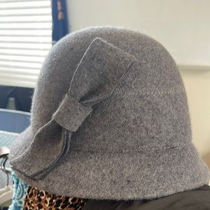 Women’s 100% wool hat.